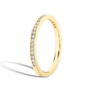 Just Brilliant Devotion band in 18K Yellow Gold, side view.