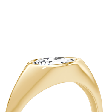 Just Brilliant East West Signet ring in yellow gold — detail