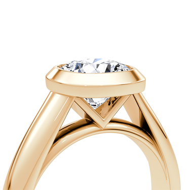 Just Brilliant Sculpture Bezel Ring, Cushion, 18K Rose Gold, detail view.