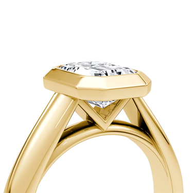 Just Brilliant Sculpture Bezel Ring, Emerald, 18K Yellow Gold, detail view.