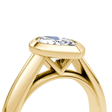 Just Brilliant Sculpture Bezel Ring, Marquise, 18K Yellow Gold, detail view.