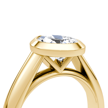 Just Brilliant Sculpture Bezel Ring, Pear, 18K Yellow Gold, detail view.