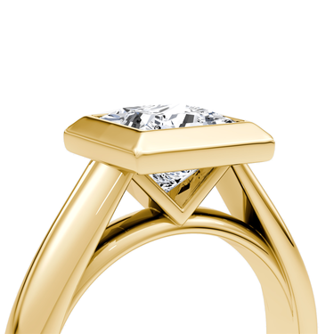 Just Brilliant Sculpture Bezel Ring, Princess, 18K Yellow Gold, detail view.