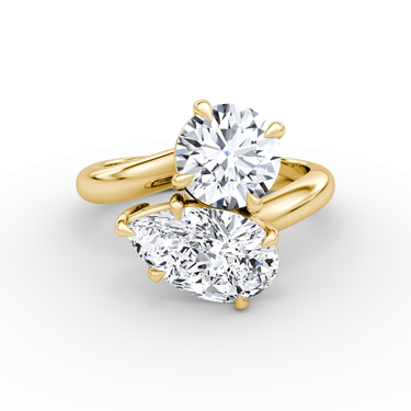 Just Brilliant Toi et Moi Bypass ring, plain band, round brilliant and pear diamonds, 18K Yellow Gold, front view