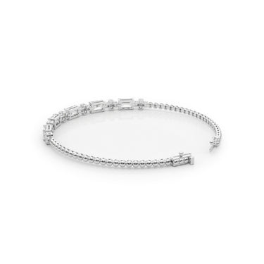 Harmonia Bracelet by Just Brilliant – radiant lab-grown diamond bracelet in 18K gold – detail view