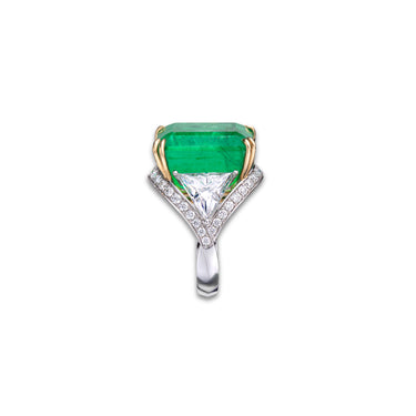 Elysian Emerald Ring by Just Brilliant – 30.42ct Colombian emerald and 10.56ct lab diamond ring in 18K gold – close-up view