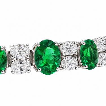 Ailes d’Émeraude Bracelet by Just Brilliant — oval emerald and paired diamond setting detail