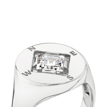 Just Brilliant compass ring in 18K White Gold, detail view.