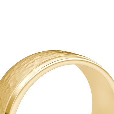 Just Brilliant Hammered Band in 18K Yellow Gold, detail