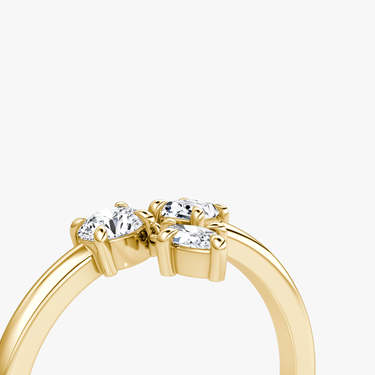 Just Brilliant falling star ring in 18K Yellow Gold, detail view.