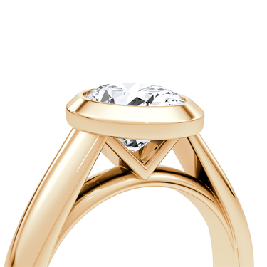 Just Brilliant Sculpture Bezel Ring, Oval, 18K Rose Gold, detail view.