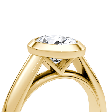 Just Brilliant Sculpture Bezel Ring, Oval, 18K Yellow Gold, detail view.