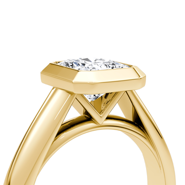Just Brilliant Sculpture Bezel Ring, Radiant, 18K Yellow Gold, detail view.