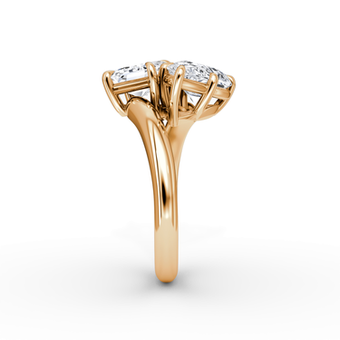 Just Brilliant Toi et Moi Bypass ring, plain band, emerald and pear diamonds, 18K Rose Gold, side view