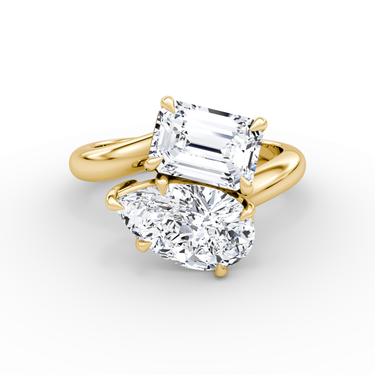 Just Brilliant Toi et Moi Bypass ring, plain band, emerald and pear diamonds, 18K Yellow Gold, front view